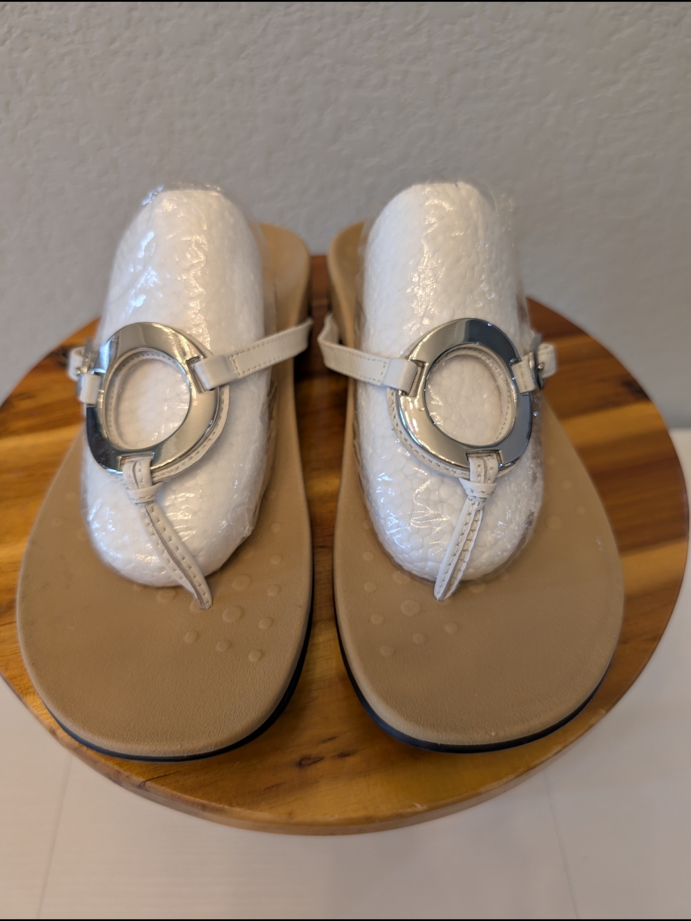 Vionic‎ Karina White Leather Orthotic Thong Sandals Silver Ring Detail Womens 9